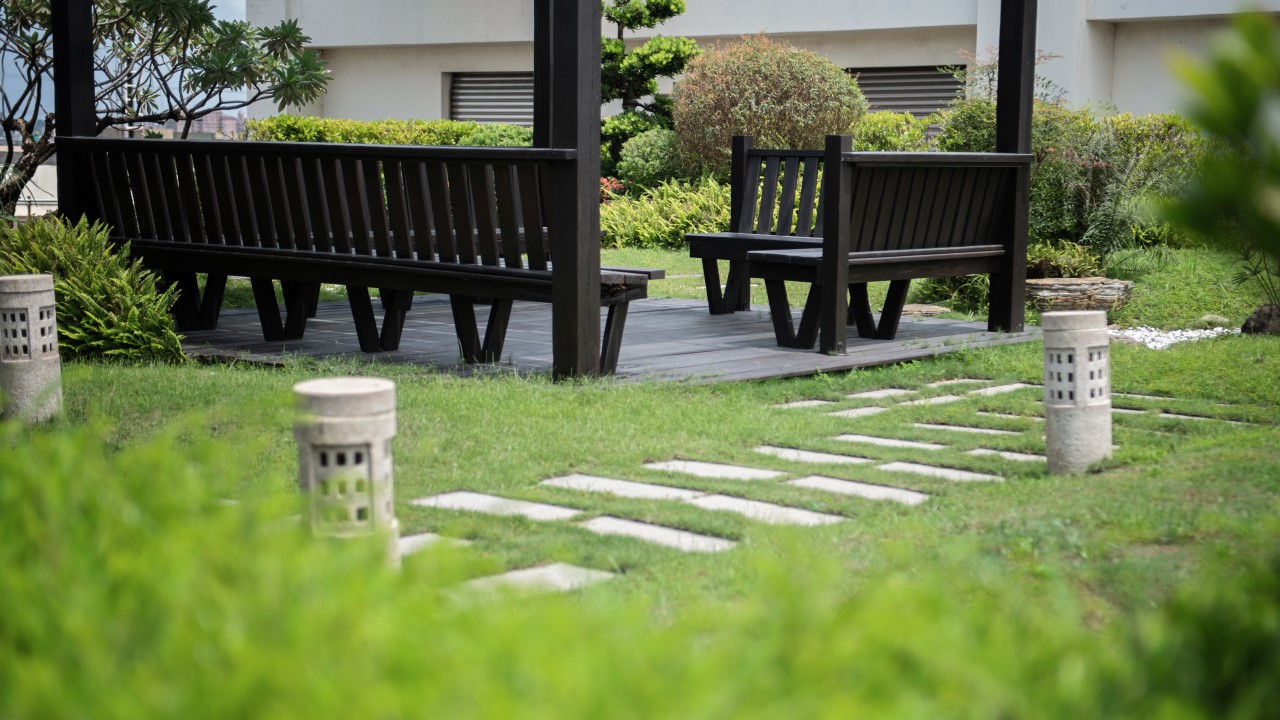 室外休息區-採日式造景的綠化休息空間